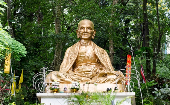 Buddha-Statue am Berg