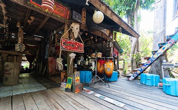 Die Coconut Bar auf Koh Bulon Lae.