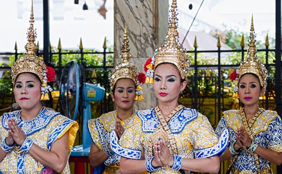 Tanzgruppe am Erawan Schrein in Bangkok.
