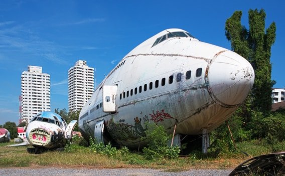 Flugzeugwracks in Bangkok.