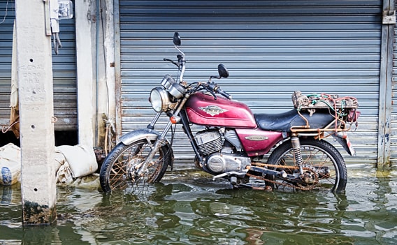 Motorrad bei Hochwasser