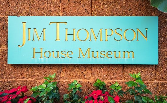 Schild mit der Aufschrift »Jim Thompson House Museum« am Eingang des Museums.