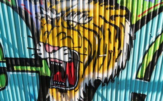 Tiger-Graffiti am Kanal.
