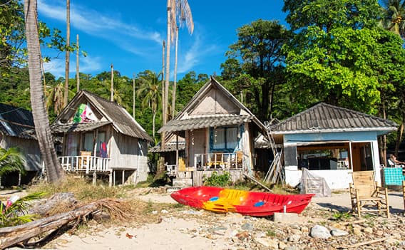 Sehr einfache Bungalows am Lonely Beach.
