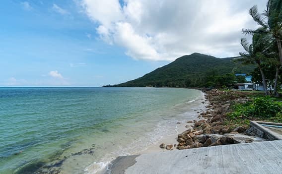 Strand neben dem Pier der Chaloklum Bay.