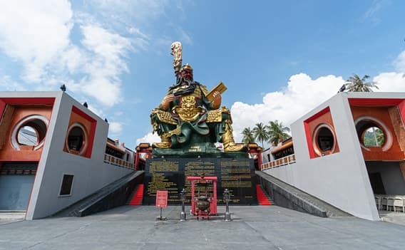 Guan Yu Statue