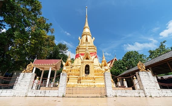Goldfarbene Chedi (Snake Stone Pagoda) im Wat Ratchathammaram.