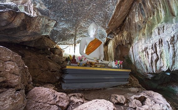 Buddha-Skulptur in der Lub Lae Höhle.