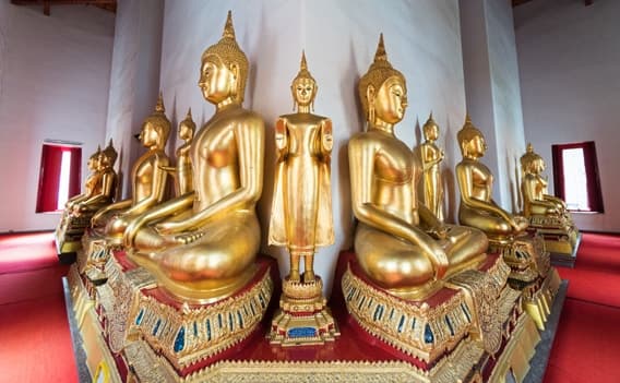 Buddha-Statuen im Wat Mahathat.