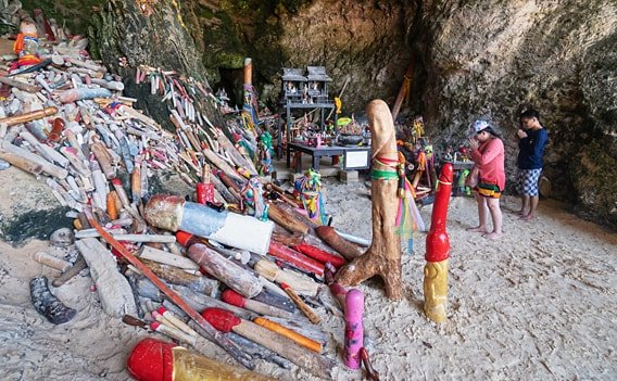 Aus Holz geschnitzte Phallussymbole in der Prinzessinenhöhle.