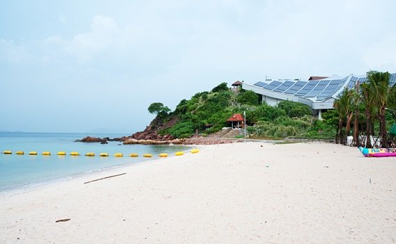 Samae Beach - Futuristisches Gebäude, Schwimmbereich und Aussichtspunkt