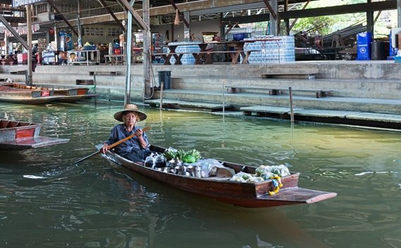 Verkäuferin auf dem Damnoen Saduak, einem schwimmenden Markt bei Bangkok.