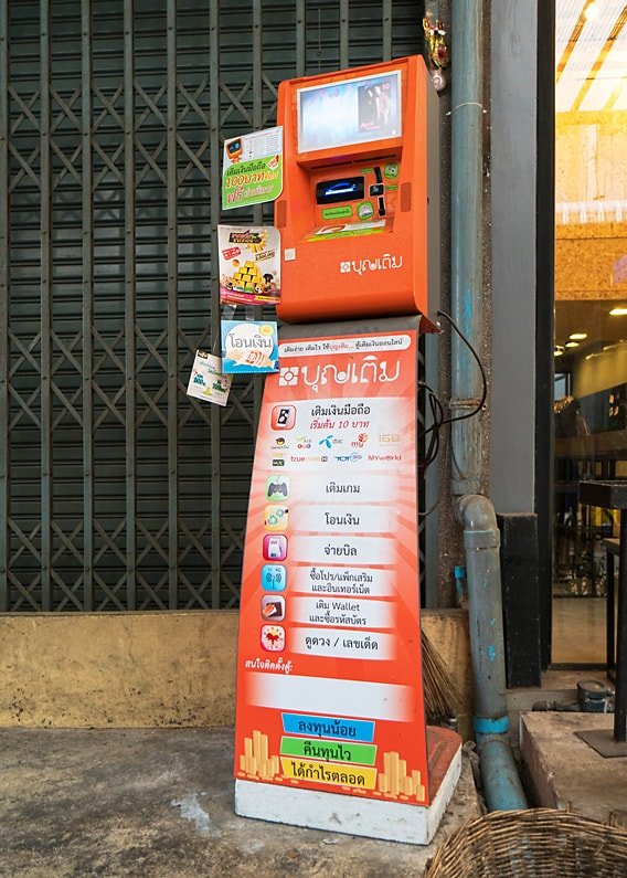 Automat, an dem man thailändische SIM-Karten aufladen kann.
