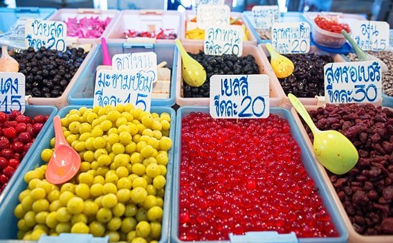 Schwimmende Märkte Bangkok: ein Verkaufsstand auf dem Amphawa Floating Market.