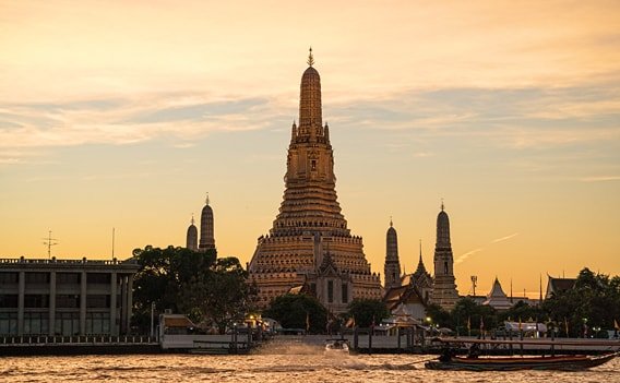Der Wat Arun in Bangkok am Abend.
