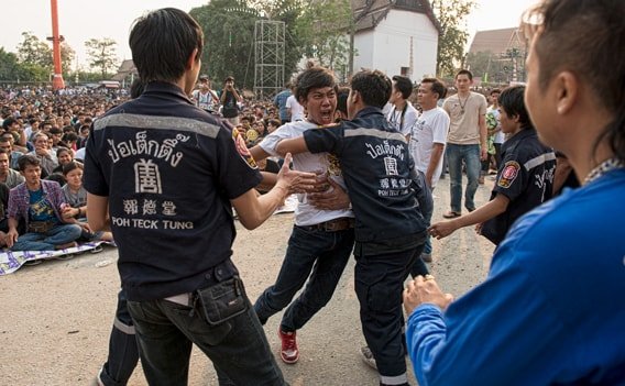 Helfer beim Sak Yant Festival am Wat Bang Phra