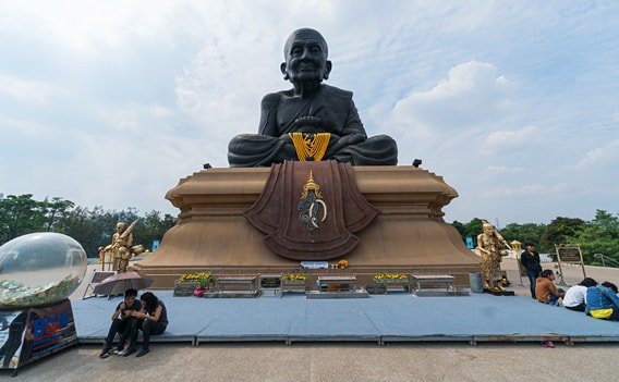 Statue des Mönchs Luang Pu Thuad im Wat Huay Mongkol.