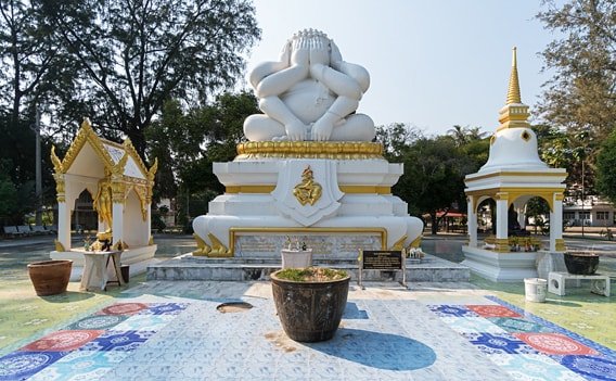 Phra Pit Thawan im Wat Neranchararam in Cha-Am.