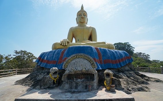 Buddha Figur im Wat Tham Khao Tao bei Hua Hin.
