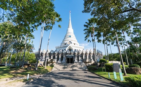 Weißer Chedi des Wat Yansangwararam im Pattaya.