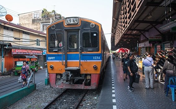 Anfahrt zu den schwimmenden Märkten bei Bangkok mit dem Zug.