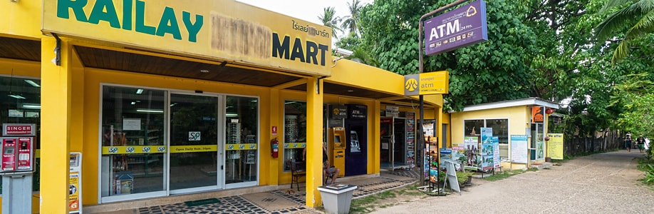 Thailändische Geldautomaten vor einem Supermarkt.